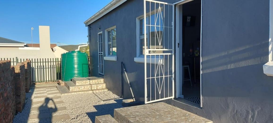 Tj Self-Catering Apartment Graaff Reinet Luaran gambar