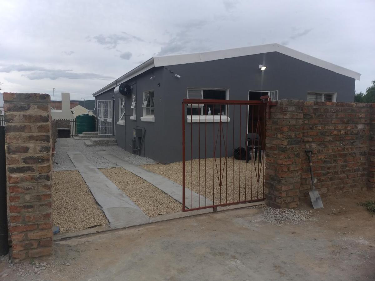 Tj Self-Catering Apartment Graaff Reinet Luaran gambar